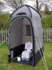 Toilettes chimiques amenées pendant le trek